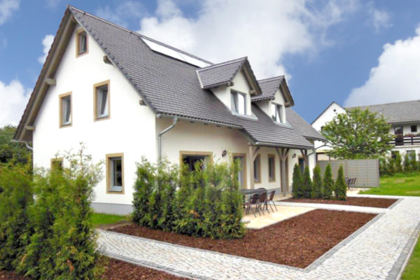 Die Apartments befinden sich in zwei neu gebauten Doppelhaushälften. Wir haben beim Neubau sehr viel Wert auf ökologische Materialien gelegt. Die Apartments befinden sich in zwei neu gebauten Doppelhaushälften. Wir haben beim Neubau sehr viel Wert auf ökologische Materialien gelegt.